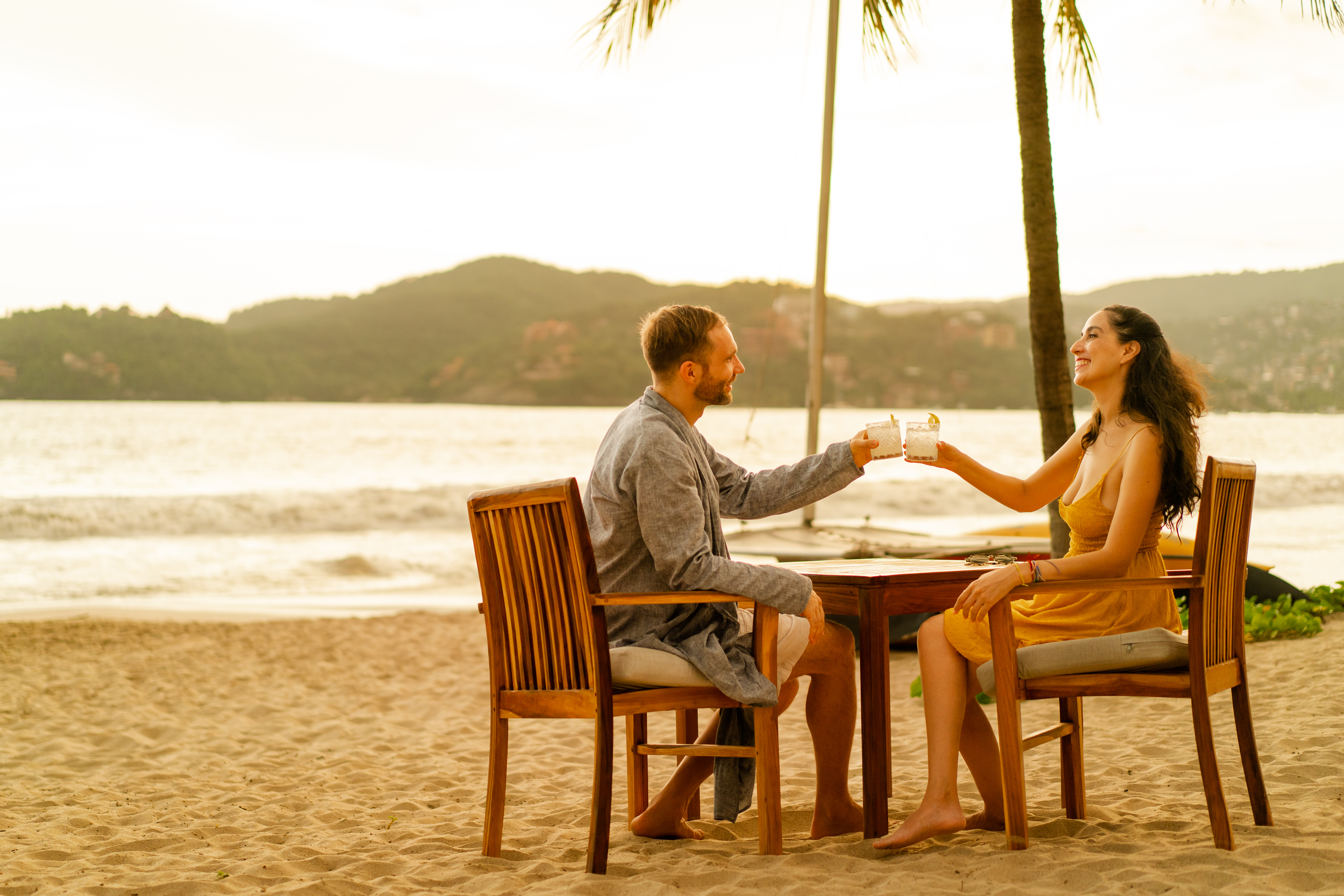Pareja brindando frente al mar en Ixtapa Zihuatanejo